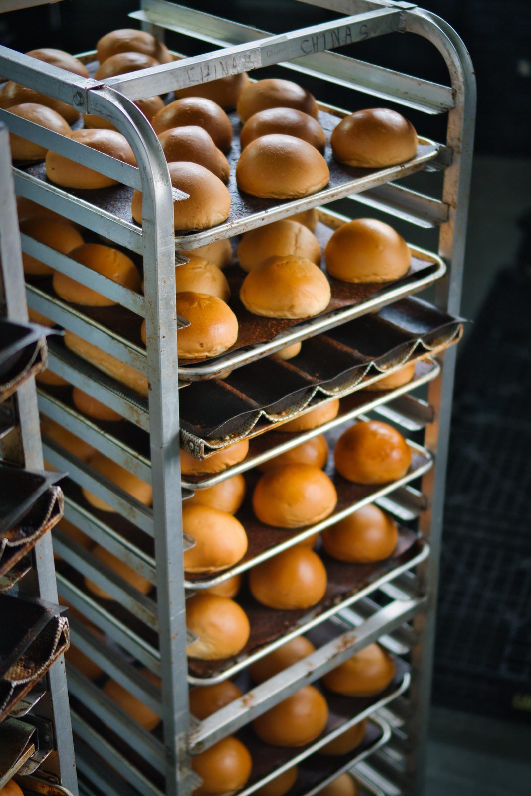 Rack rodante con bandejas de pan de hamburguesa