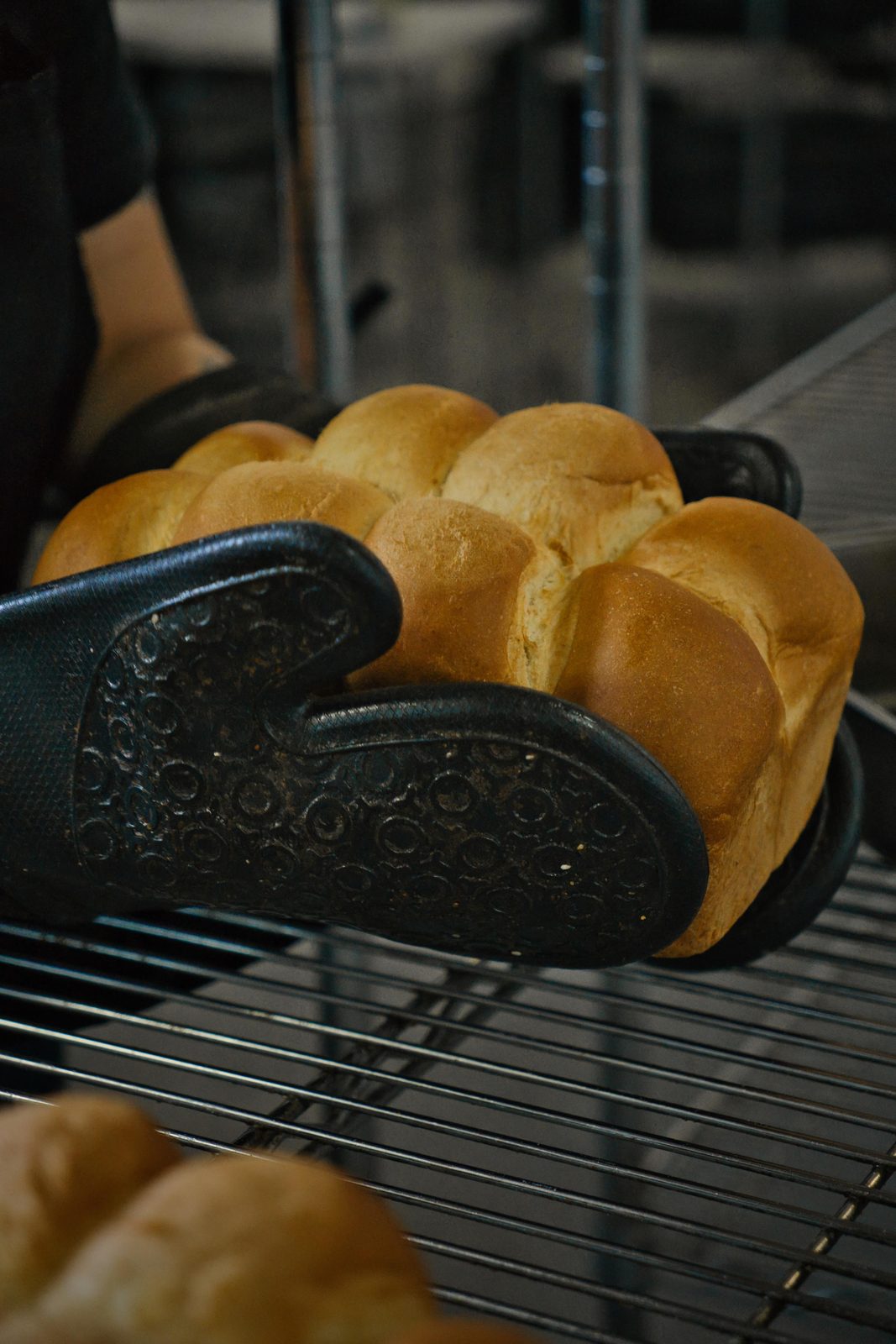 Pan recién sacado del horno con guante térmico