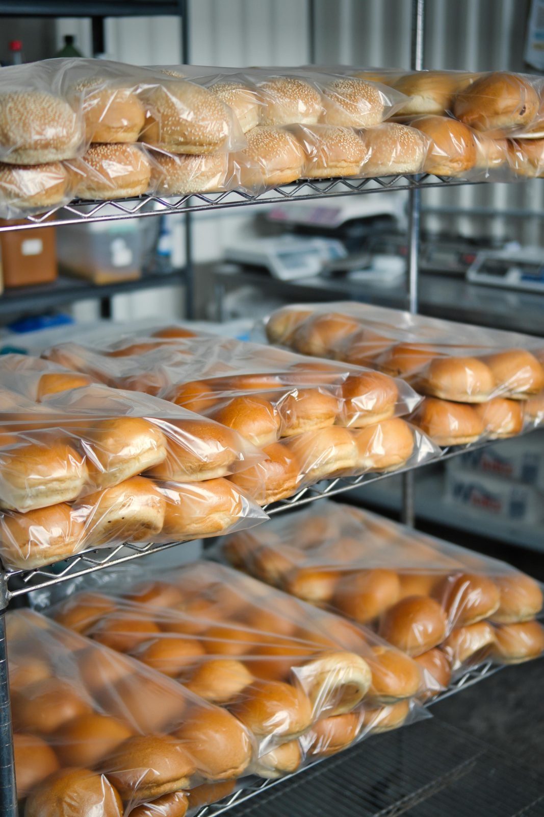 Racks con paquetes de pan de hamburguesa ya empacado